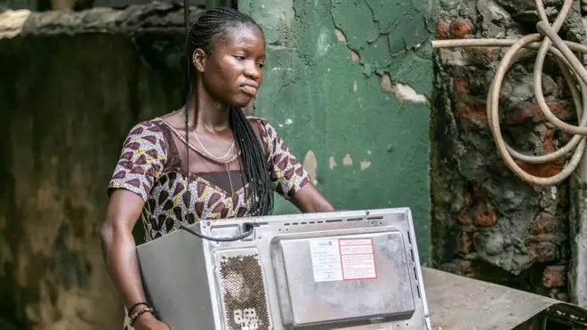 One woman dey carry her load comot house wey goment wan scata for Lagos Island