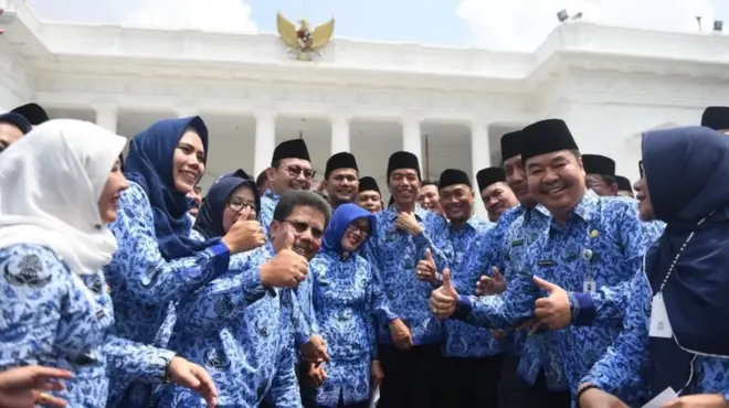 Presiden Joko Widodo (tengah) berfoto bersama anggota Korps Pegawai Republik Indonesia (Korpri) usai membuka Rakernas Korpri 2019 di Istana Merdeka, Jakarta (26/2)