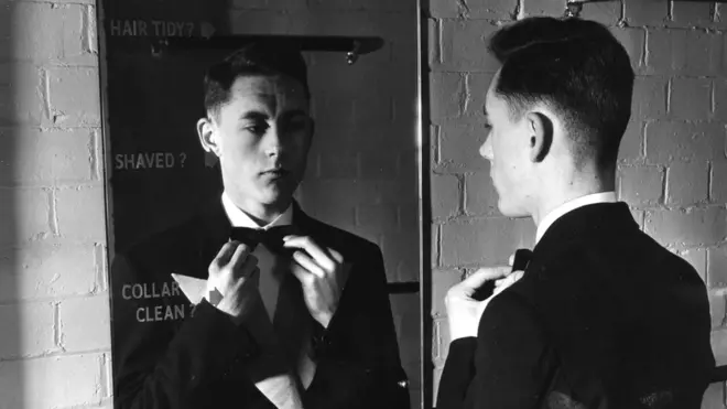 Namni yeroo baay'ee daawitii keessatti of ilaaluun uffatasaa qajeelfata