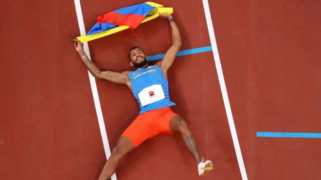 Zambrano en el suelo con la medalla de Colombia tras completar la carrera.