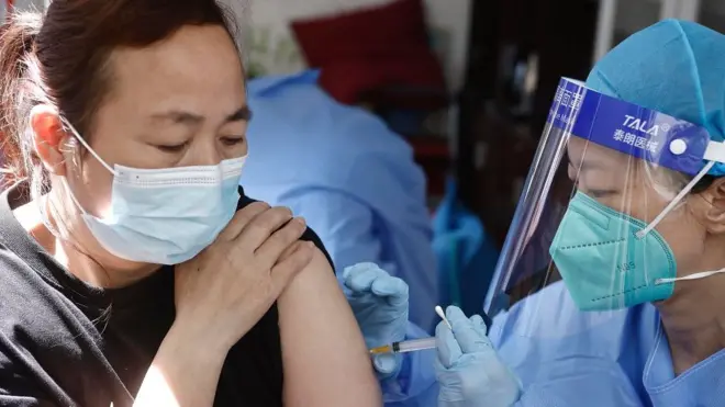 साङ्घाइस्थित क्लिनिकमा बुस्टर खोप लगाउँदै महिला