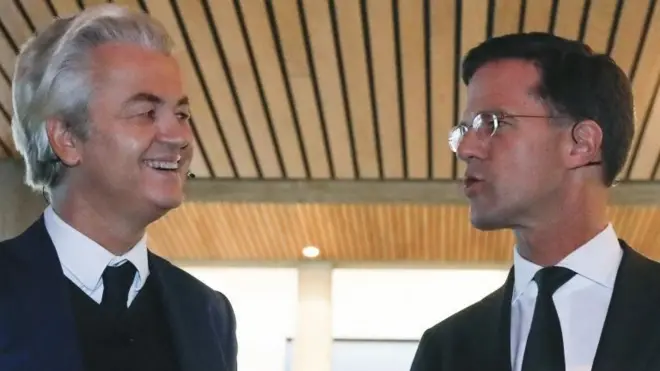 Wilders'in (solda) desteğini çekmesi üzerine 2010 yılında Rutte'nin (sağda) başbakanlığındaki hükümet düşmüştü