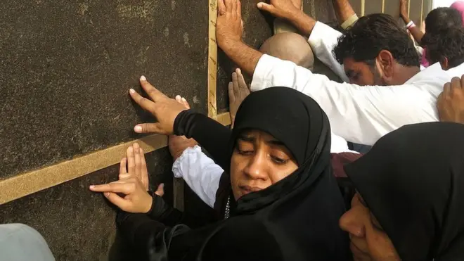 Perempuan sedang beribadah haji