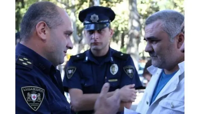 Əfqan Muxtarlı Tbilisidə Azərbaycan səfirliyi önündə seçki nəticələrinə etiraz edir