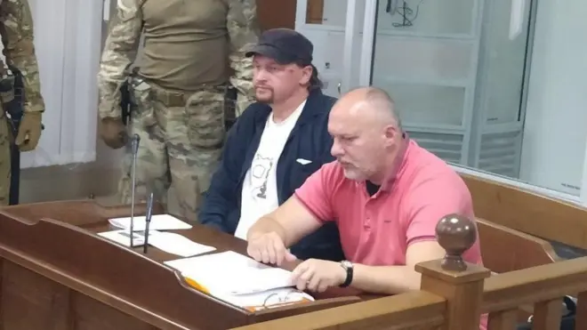 Максим Кривош (слева) сказал своему адвокату, что не собирается обжаловать свой двухмесячный арест