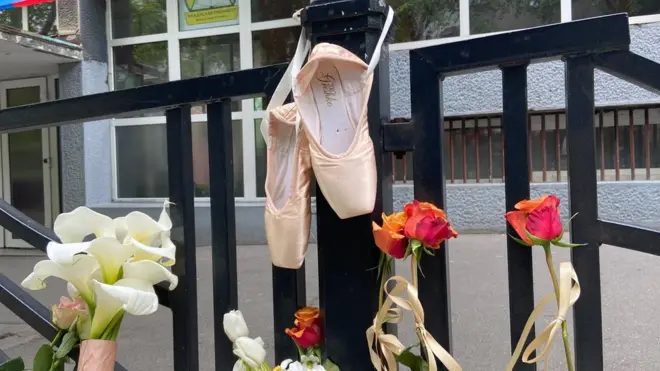 Ispred škole Vladislav Ribnikar