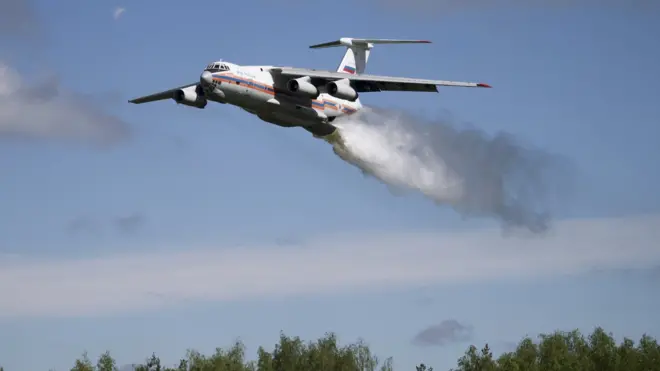 Тяжелый военно-транспортный самолет Ил-76 нередко используется при тушении лесных пожаров