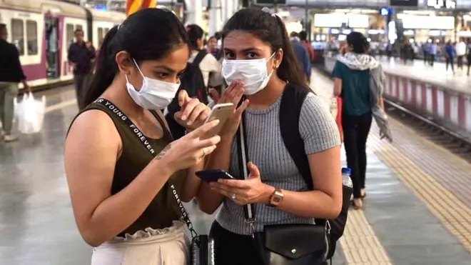 मास्क पहने युवतियां