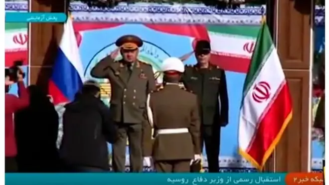 تلویزیون ایران تصاویر استقبال رسمی رئیس ستادکل نیروهای مسلح جمهوری اسلامی ایران از وزیر دفاع روسیه را پخش کرده