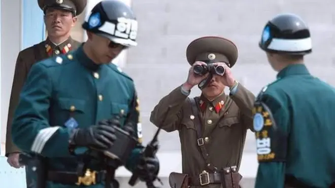 Tentara Korea Utara (berseragam coklat) di kawasan Zona Demiliterisasi (DMZ).