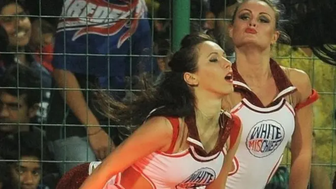 2012 में दिल्ली डेयरडेविल्स के लिए चीयर करतीं चीयरलीडर्स