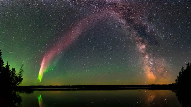 นาซาเผยแพร่ภาพงดงามของปรากฏการณ์ "สตีฟ" (Steve) และ ทางช้างเผือก (Milky Way) เหนือทะเลสาบไชลด์ส ในแคนาดา เมื่อปี 2017