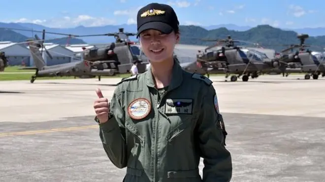 Thiếu tá Dương Vận Tuyền, nữ phi công đầu tiên của châu Á lái trực thăng Apache do Mỹ sản xuất trong Không lực Đài Loan, trong ảnh chụp tháng 7/2018