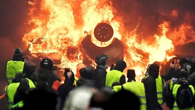 Горящая машина