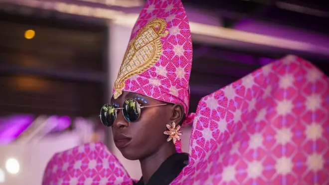Un mannequin portant un motif rose coloré de la marque de mode Liputa Swagga pendant la Semaine de la mode de Dakar à Dakar, Sénégal.