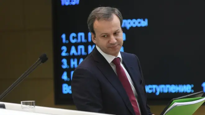 Дворкович пояснил, что у правительства нет полномочий для того, чтобы обязать нефтяные компании сократить добычу