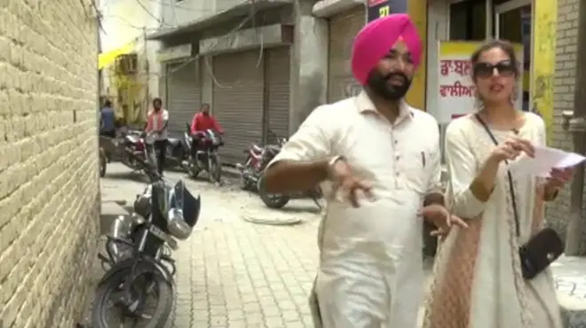 بی بی سی کی اشلین کور اور فیروز پور میں مقامی صحافی صفیہ ہمدانی کے آبائی گھر کی تلاش میں۔