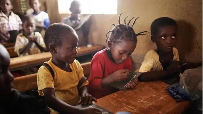 (Illustration: les élèves de l'école primaire de Manegda au Burkina Faso lors de la visite Ban Ki-Moon, ancien secrétaire général de l'ONU)