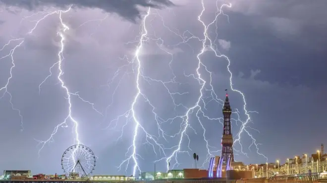 स्टीफन चीटली को इस तस्वीर के लिए बेस्ट वेदर फ़ोटोग्राफर का ख़िताब दिया गया