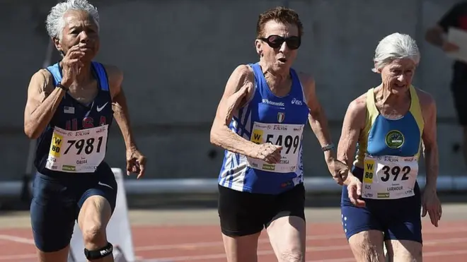 Ирен Обера (крайняя слева), Эмма Мария Маззенга и Констанция Мармор соревнуются в 2015 году в чемпионате мира по легкой атлетике для возрастных спортсменов