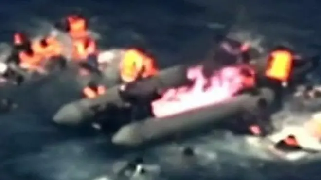 بالفيديو اندلاع حريق في زورق للمهاجرين