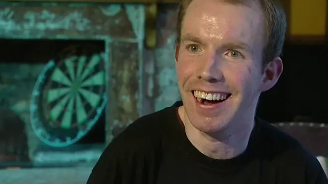 Lee Ridley hace monólogos bajo el nombre artístico Lost Voice Guy, que se traduce en algo así como "el tipo que perdió la voz".
