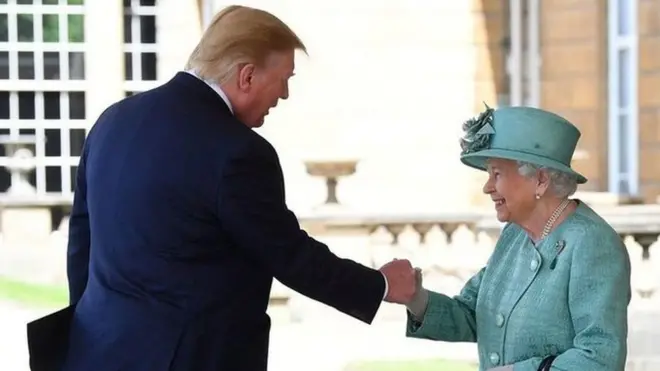 La Reina Isabel II saluda al presidente Trump en una ceremonia de bienvenida en el Palacio de Buckingham.