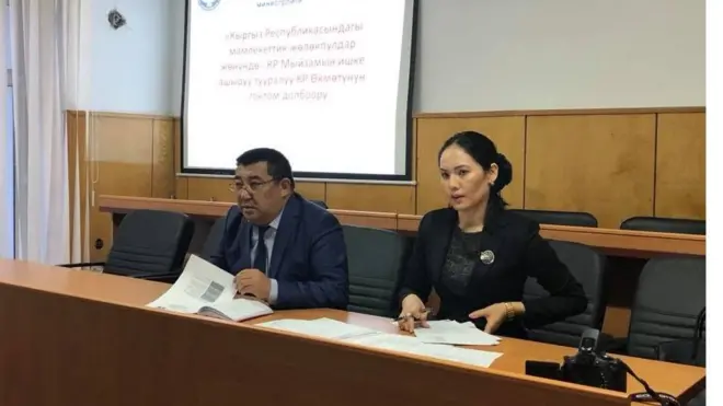 Лунара Мамытова Нарында нааразылыкка чыккандар менен жолуккан