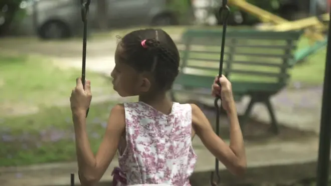 เด็กผู้หญิงนั่งชิงข้า