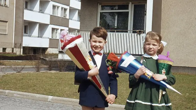 Los niños Einschulung, Mädchen y Junge mit Schultüten con sus conos, en la décadanovibet ireland1960