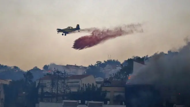 Маленькие пожарные самолеты не справляются с огнем