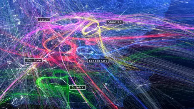 До полета дрона в опасной близости от ВПП Гатвика карта перемещений самолетов над Лондоном мало отличалась от обычного дня