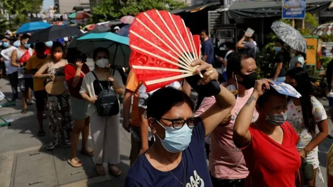 Hasil jajak pendapat awal menunjukkan putra diktator, Ferdinand Marcos Jr, unggul besar.
