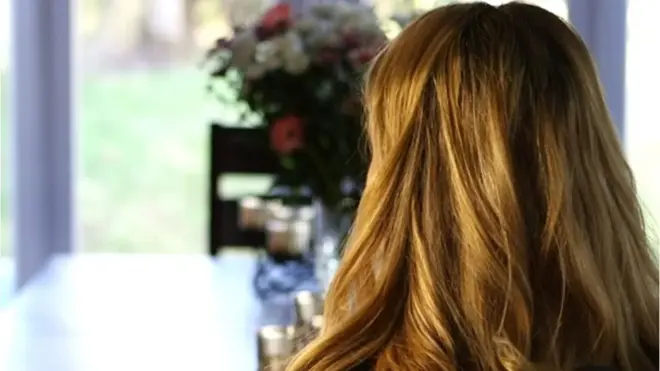 - دست کم دو دانشجو که در گفتوگوها آنلاین به آنها اشاره شده بود از نحوه عملکرد دانشگاه در رابطه با این پرونده شکایت کردند، پیامهایی که خشونت جنسی را با جزئیات به تصویر میکشیدند