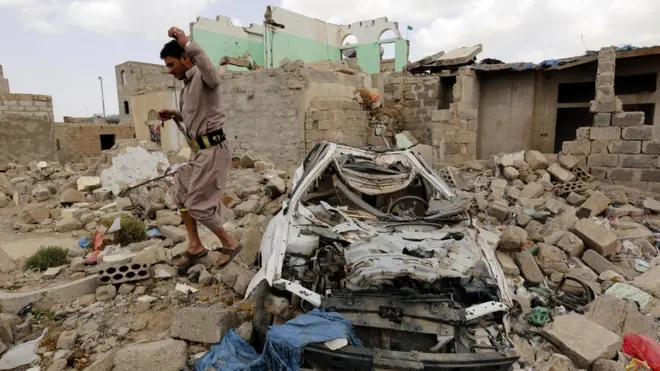 السعودية تقول إنها تتخذ إجراءات لتفادي المدنيين في اليمن
