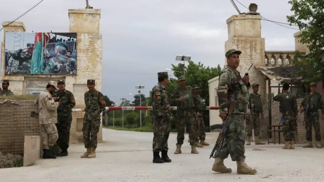 Para serdadu Afghanistan berjaga di sekitar pangkalan militer dekat Mazar-e-Sharif menyusul serangan itu.