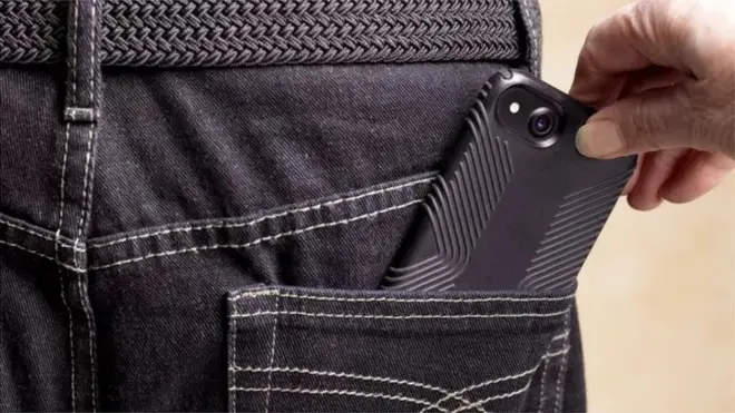 Mkono wa mtu ukichomoa simu mfukoni