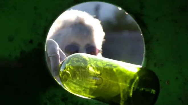 유리병을 들고 있는 여성