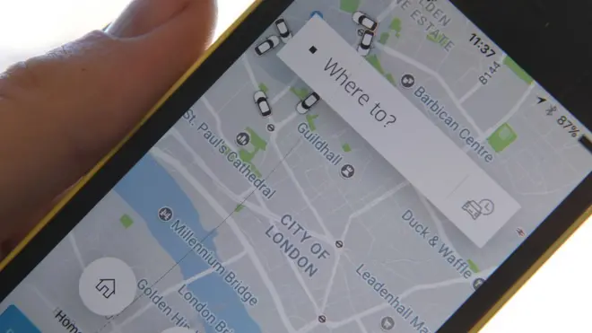 Celular mostrando aplicación de Uber