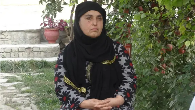 اغلې وردګ له کلونو راهسې د افغانستان په یوه ناامنه سیمه کې اوسېږي