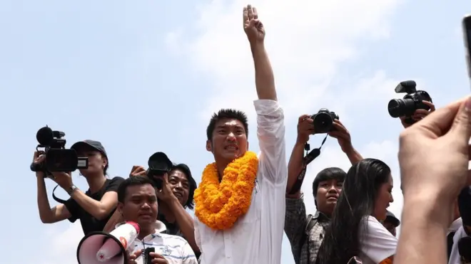 การชู 3 นิ้วของธนาธร ขานตอบด้วยประชาชนที่พร้อมใจชูตาม