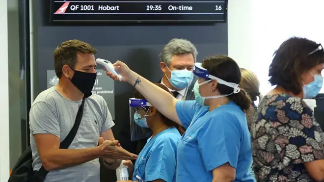 Les passagers sont soumis à un contrôle de température après leur arrivée à Perth sur un vol Qantas en provenance de Brisbane.