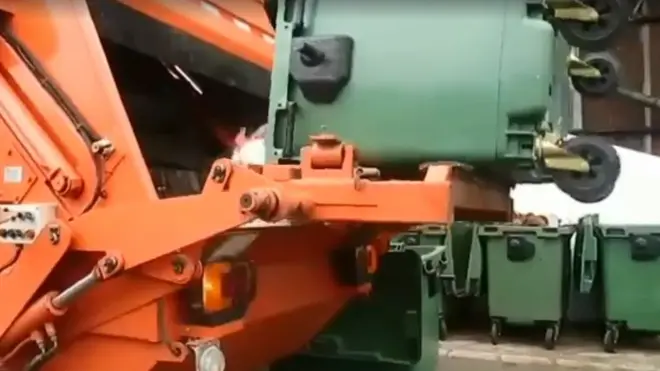 Dinas Kebersihan DKI menyebut bak sampah beroda yang mereka beli sepaket dengan truk yang telah lebih dulu mereka beli.