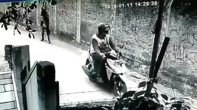 Rekaman CCTV yang memperlihatkan terduga pelaku pelecehan di Depok.