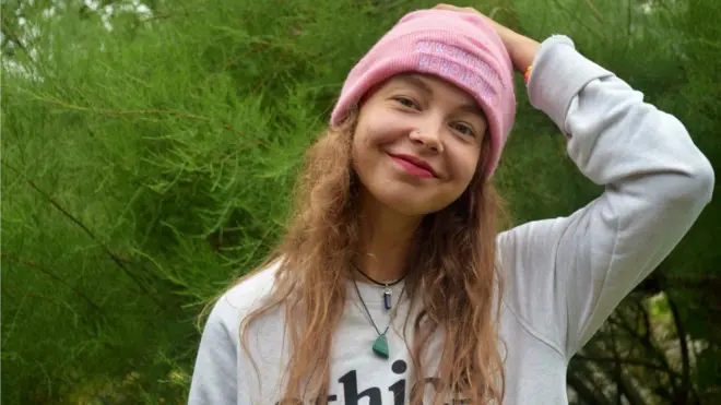 KAY SKA, mujer de 23 años que se autolesionó de adolescente durante dos años.