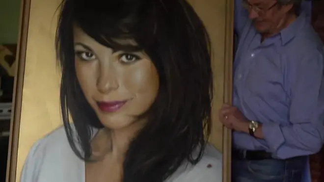 قام الرئيس الفرنسي فرانسوا هولاند، يقوم بصحبة عمدة باريس بزيارة مواقع الهجمات الست خلال مراسم إحياء ذكرى الهجمات التي راح ضحيتها 130 شخصا العام الماضي في العاصمة الفرنسية.