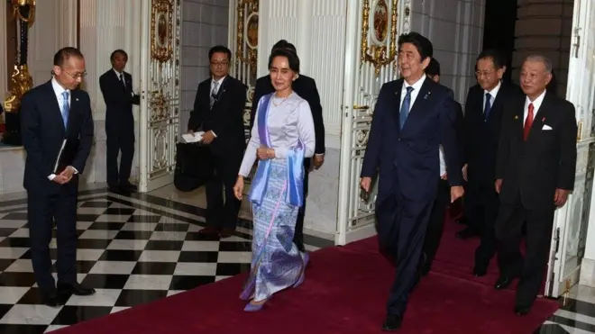 နိုင်ငံတော် အတိုင်ပင်ခံ ပုဂ္ဂိုလ် ဒေါ်အောင်ဆန်းစုကြည်နဲ့ ဂျပန် ၀န်ကြီးချုပ် ရှင်ဇို အာဘေး