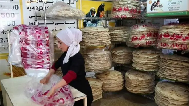 نحو 30 امرأة يدرن مخبز خديجة وهو من أشهر المخابز في السليمانية في كردستان العراق