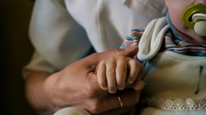 Ребенок на руках у мужчины