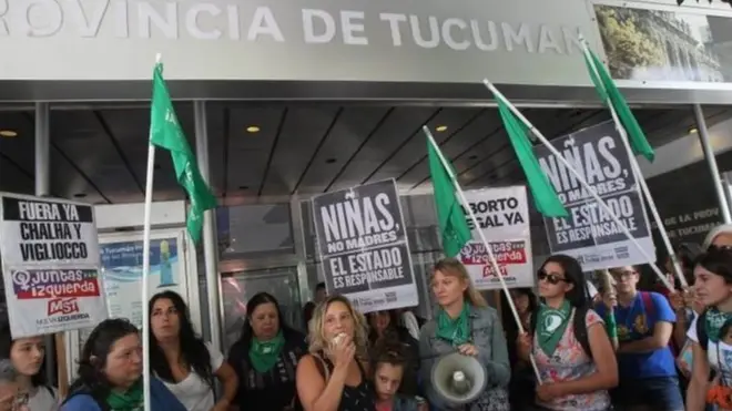 Impirimbanyi ziharanira kugira amahitamo yo gukuramo inda zigaragambirije imbere y'ibiro by'intara ya Tucuman